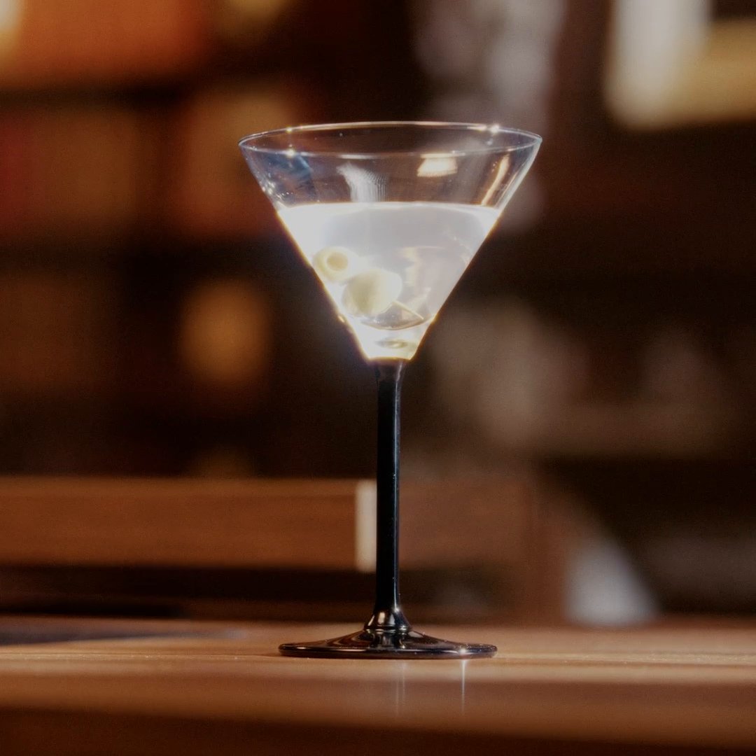 🍸 New GeForce Garage build 🍸 Czuga 氏が制作した、『007 ファーストライト』をモチーフにしたこのデスクセットアップには、GeForce RTX 5080 Founders Edition を搭載した隠しディスプレイとゲーミング PCという、驚くべき仕掛けが隠されています。 #RTXOn