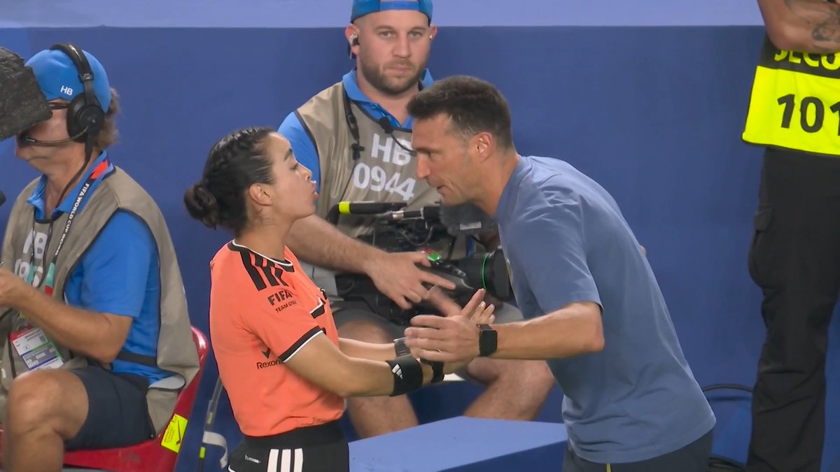 🇦🇷🇨🇻 Scaloni had a heated exchange with Katia Itzel in the final minutes of the Argentina vs Cape Verde match. The tension on the touchline was real. End of the knockout game delivered some fire. Writer: Lucas