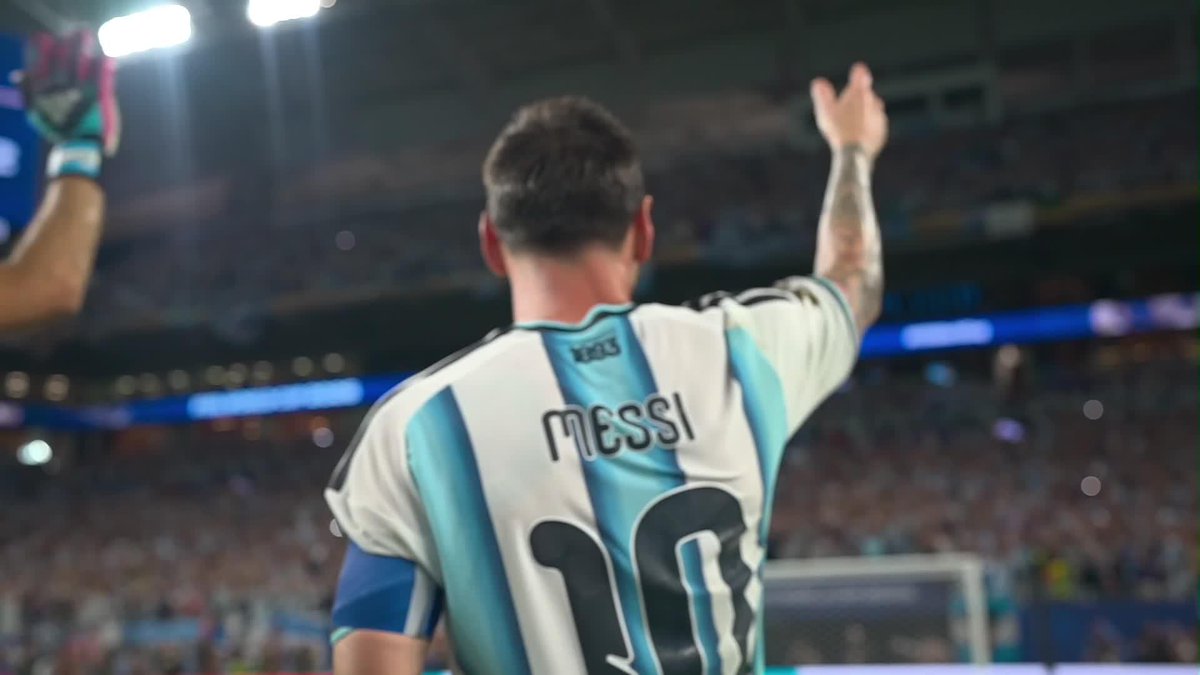 "LOCO, SOY POR MIS TRAPOS" Leo Messi se tomó un momento con el plantel para celebrar la victoria vs. Cabo Verde con los hinchas presentes en Miami ⚽ #ESPNMundial 📺 Mirá los mejores partidos de la #FIFAWorldCup por ESPN, en el Plan Premium de #DisneyPlus