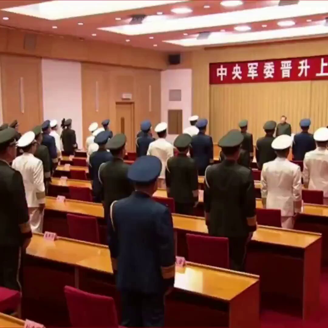 👉 昨天的上将晋衔仪式，习近平走起路来步履不稳，整个过程习近平脸色铁青，还不断眨眼。7月3日，习近平出席上将晋衔仪式颁发命令状，军纪委书记张曙光、空军司令员王刚晋升上将军衔。这是中共军方高层近来经历剧烈震荡清洗后，迎来高级将领升迁‼️