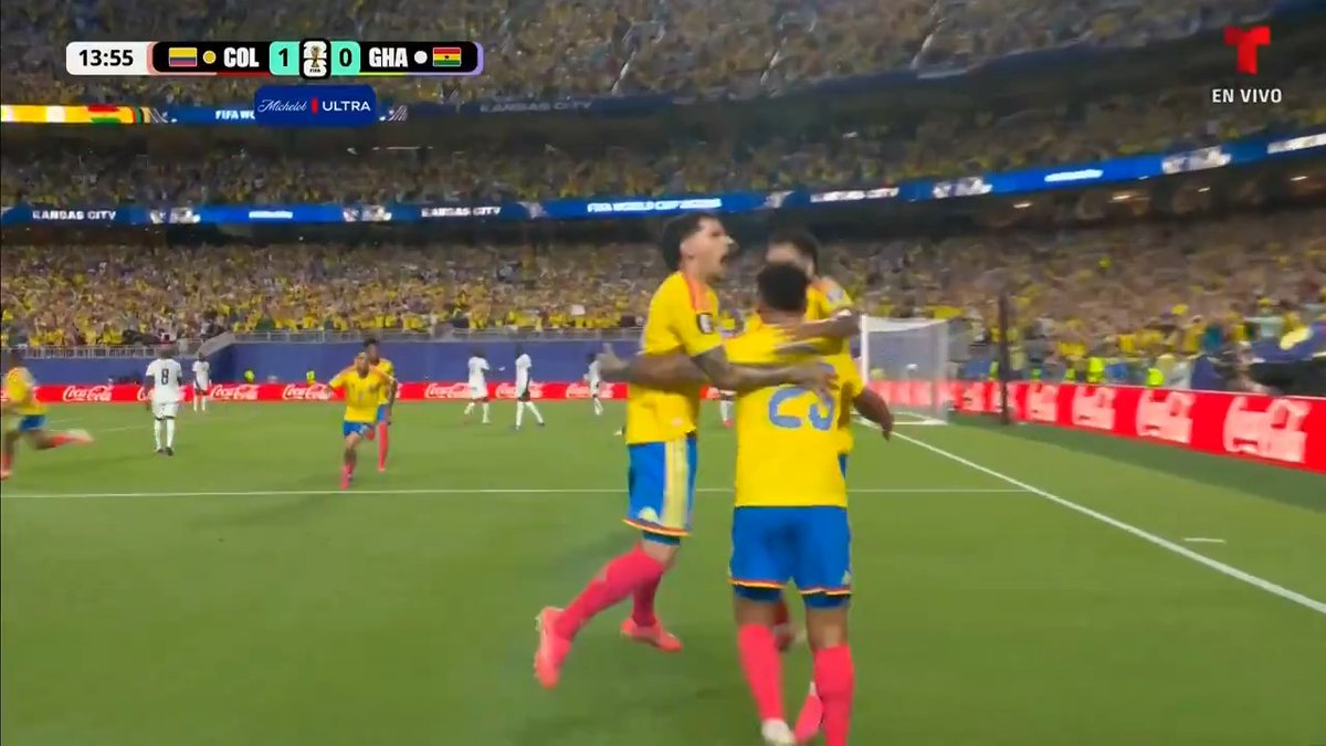 ¡SE ENCENDIÓ LA OLA AMARILLA! Jhon Arias aprovecha un pase de Luis Suárez para abrir el marcador para Colombia.