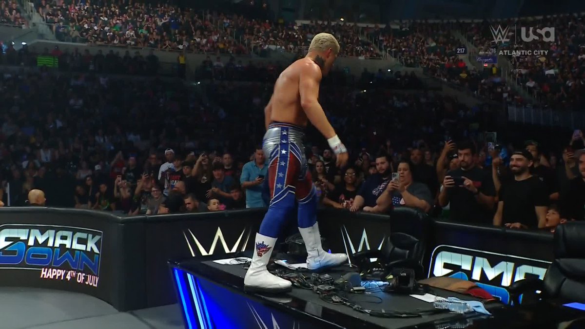 Cody Rhodes vs Jey Uso has SPILLED to the outside of the ring! 😳