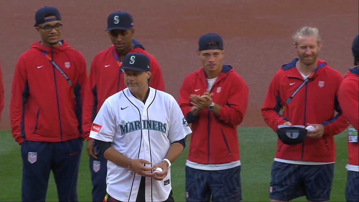 U.S. Men's National Team manager Mauricio Pochettino tosses the first pitch at the Seattle Mariners game ⚽️⚾️ He's a natural! #WorldCup