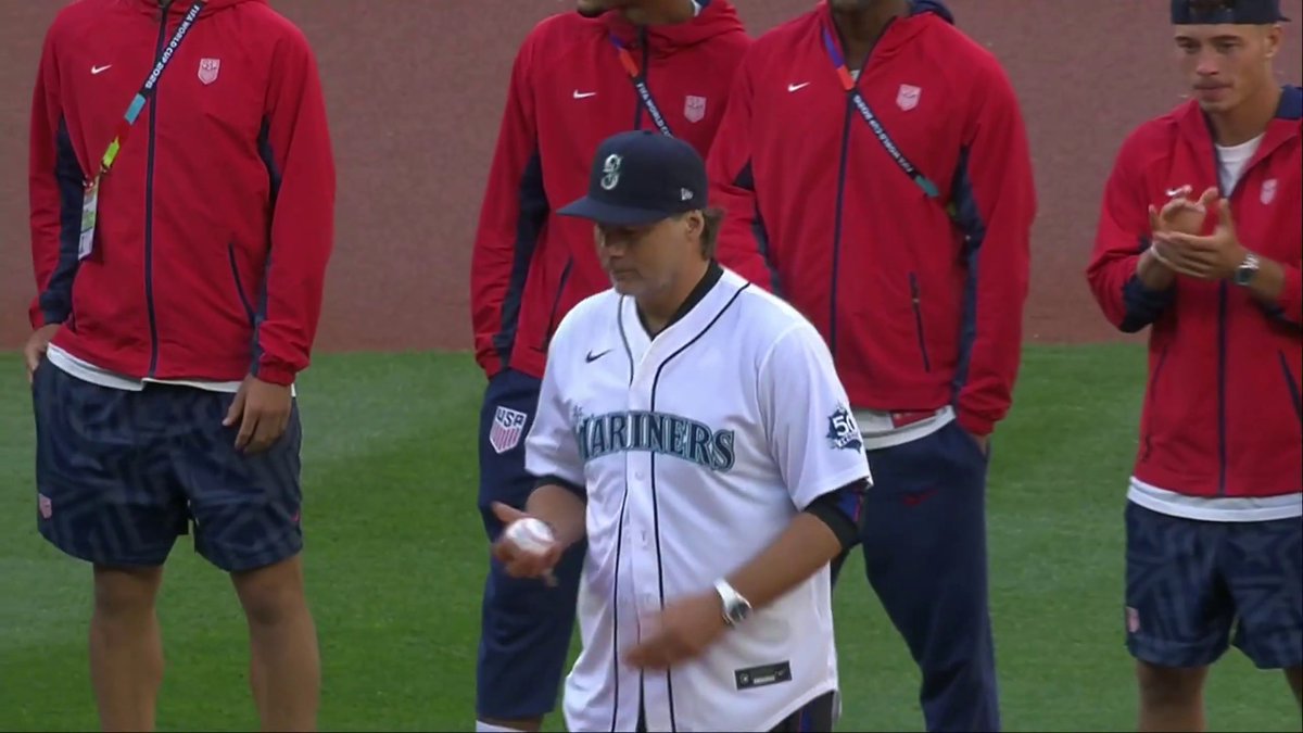 Mauricio Pochettino threw out the first pitch for the Mariners while surrounded by the USMNT 🙌 (via MLB)