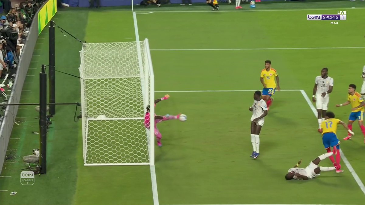 الحارس الغاني لورانس أتي زيغي يتألق في إبعاد رأسية يوهان موخيكا الخطيرة #كأس_العالم2026 | #مونديال2026 | #كأس_العالم #beINWC26 | #FIFAWorldCup2026 | #FIFAWorldCup
