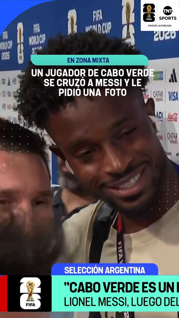 Lionel Messi estaba hablando en zona mixta y LLEGÓ UN JUGADOR DE CABO VERDE PARA PEDIRLE UNA FOTO en plena nota. JAJAJA, MOMENTAZO. 🇦🇷❤️🇨🇻