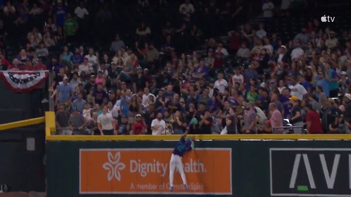 Lourdes Gurriel Jr. timed his leap PERFECTLY to take away a home run 😱