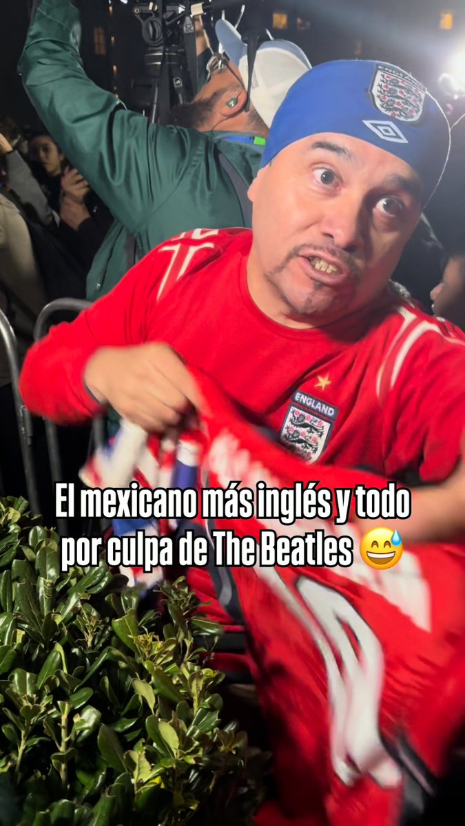 ¡EL MEXICANO MÁS FAN DE INGLATERRA! 🏴󠁧󠁢󠁥󠁮󠁧󠁿 😬 Ojito con este aficionado mexicano que fue a recibir al equipo inglés a su hotel. Hasta les cantó el 'You Never Walk Alone'. 👀