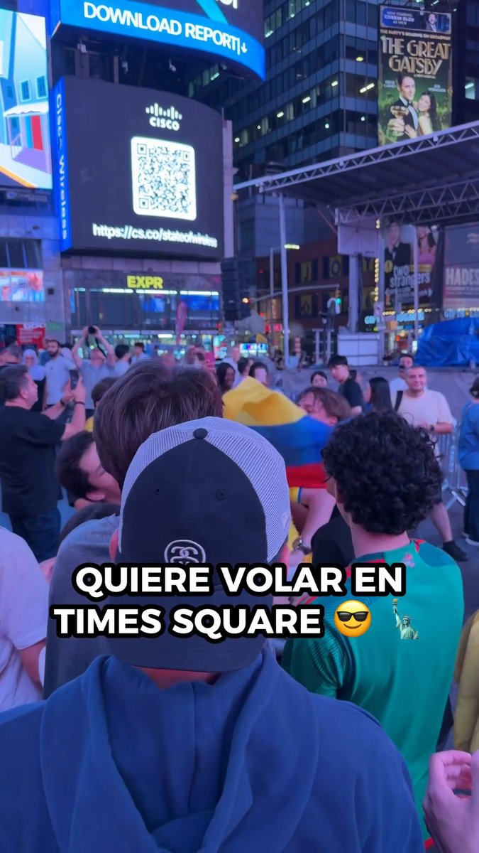 Cuando estás celebrando la victoria de Colombia y llegan los mexicanos han Times Square 🇨🇴 ❤️ 🇲🇽 A la orden pal desorden en Nueva York 🫡