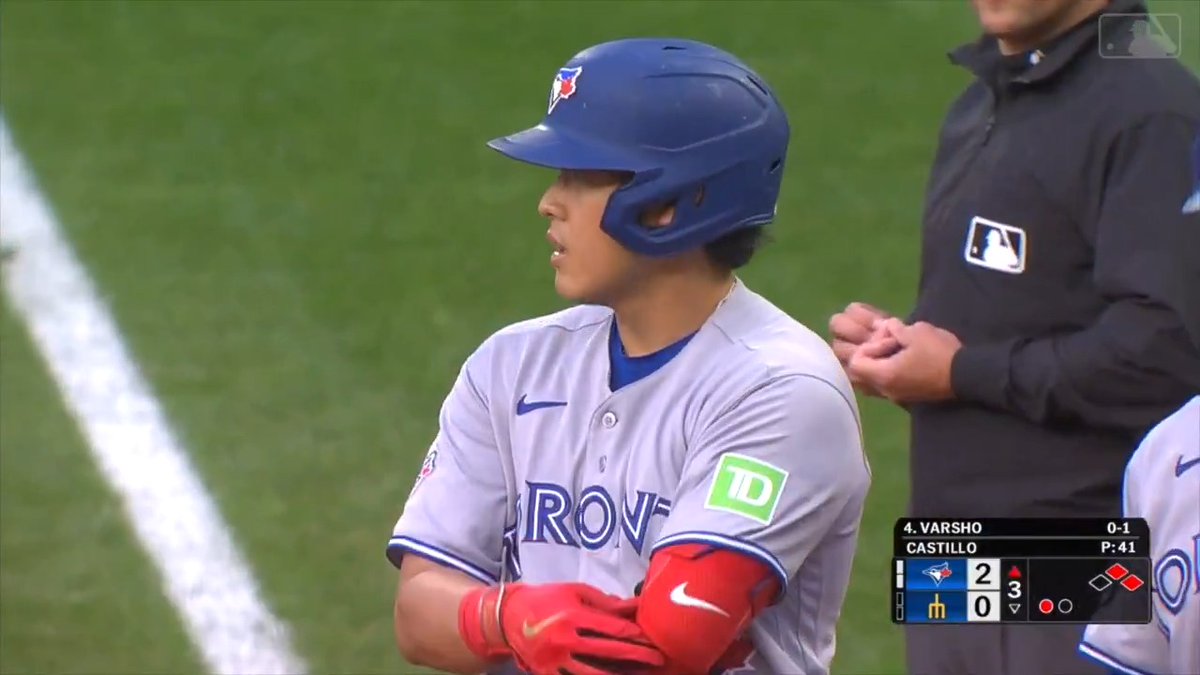 🌟 6月の最優秀新人 #岡本和真 が本日も安打! 3回表、ルイス・カスティーヨの スライダーをとらえてレフト前ヒット! #ブルージェイズ はマリナーズに2-0で勝利!シリーズ初戦を制しました⚾ #日本人選手情報