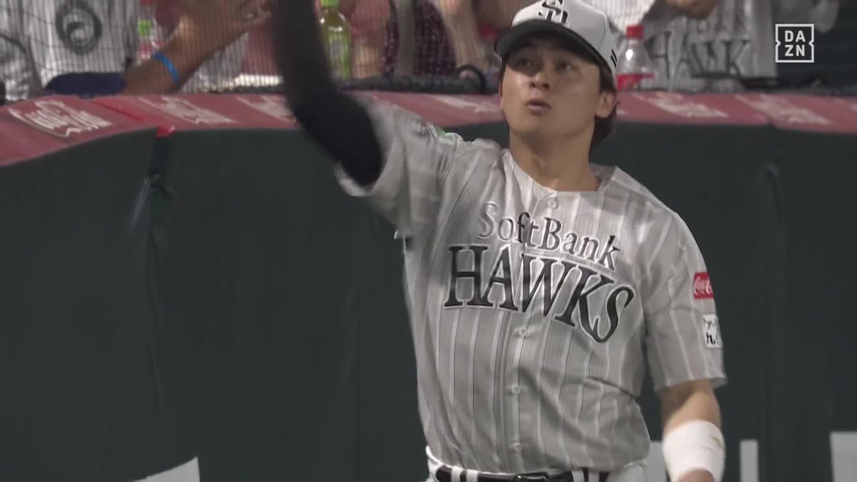 捕ってます！ 一直線で落下地点へ 谷川原健太 フェンスを恐れぬ好プレー ⚾️ソフトバンク×ロッテ #sbhawks #だったらDAZN
