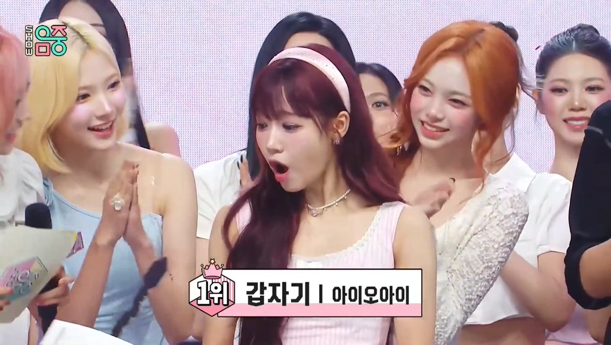 👑 I.O.I’s “Suddenly” claims 1st place for the third time on Music Core today. This achievement brings I.O.I their first ever Triple Crown! 👏 Huge congrats to 아이오아이 (I.O.I) and Angdungi! 🥳 #Suddenly3rdWin #IOI12thWin #아이오아이 #IOI #갑자기 (260704)