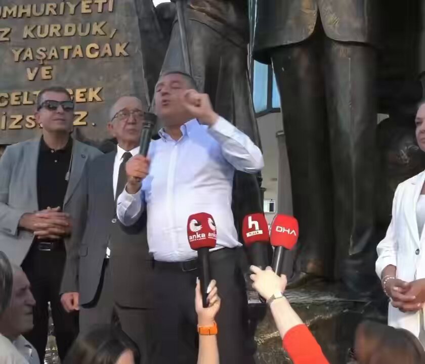 Kuran ile alay eden Deniz Göktaş’ı savunmak için İslam dini adına ahkam kesen Özgür Özel ne İslam tarihi biliyor ne Kuran-ı Kerim’e karşı yapılan saldırıların sonucunun ne olduğunu: Bütün siyasi liderlere en ağır şakaların yapılabildiği rejim en demokratik rejimdir. Siz Deniz Göktaş kardeşimin şakasından din düşmanlığı çıkaramazsınız. Bugün Cuma namazı kıldım, benim bildiğim bir şey var: İslam dini hoşgörü dinidir. İslam dini kin gütmez, hedef göstermez.