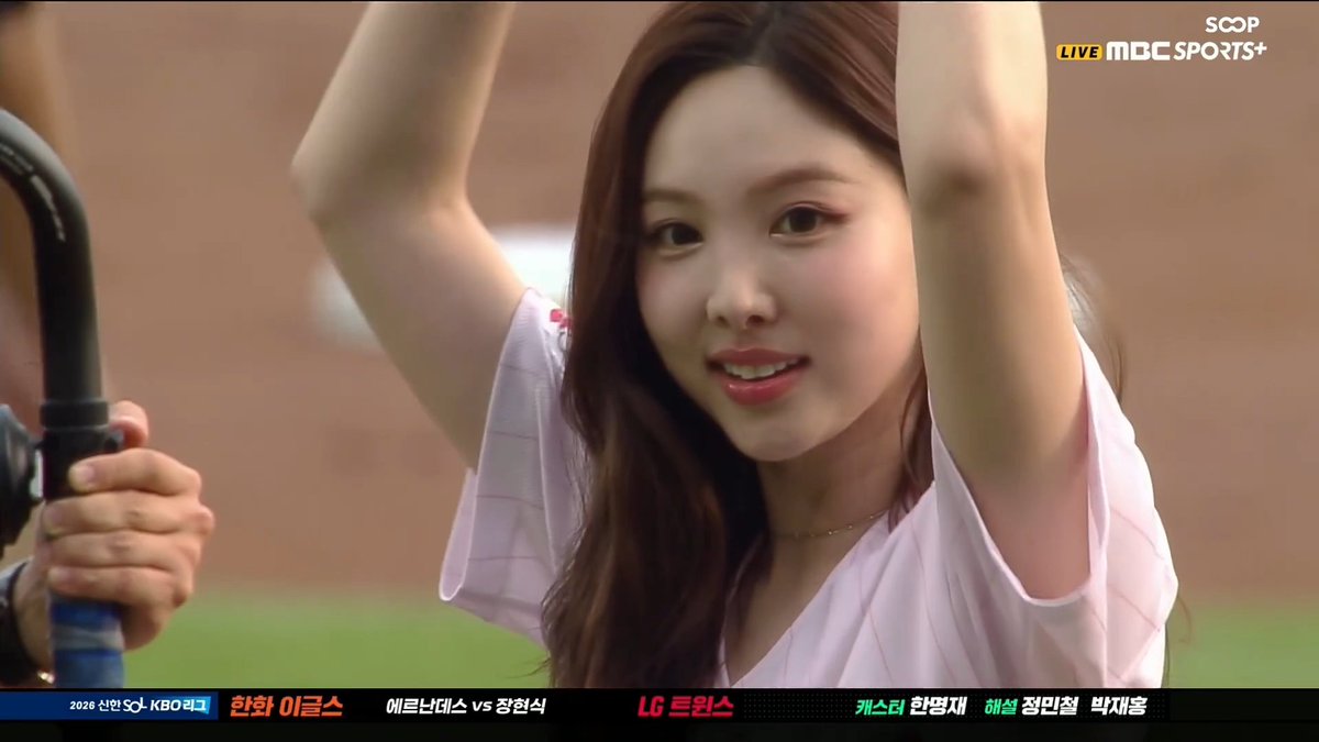 NAYEON FIRST PITCH IN HER HELLO KITTY JERSEY OH MY GOD