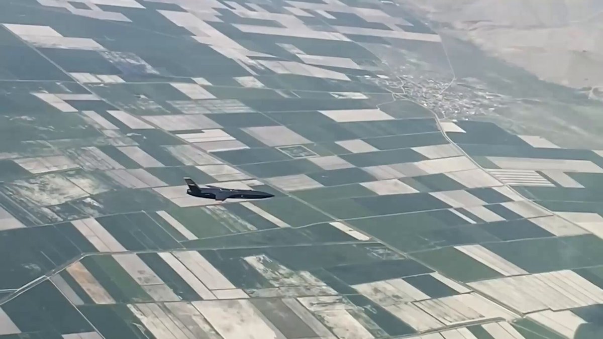 🔴SÜPER ŞİMŞEK DETAYI! Türkiye'nin ev sahipliğinde düzenlenen Türkiye-Azerbaycan-Mısır Üçlü Kartal Tatbikatı, Konya'da başarıyla tamamlandı. F-16'ların, 900 km menzilli TUSAŞ SÜPER ŞİMŞEK Jet İHA ile kol uçuşu gerçekleştirdiği anlar dikkat çekti. 💢İşte o görüntüler: