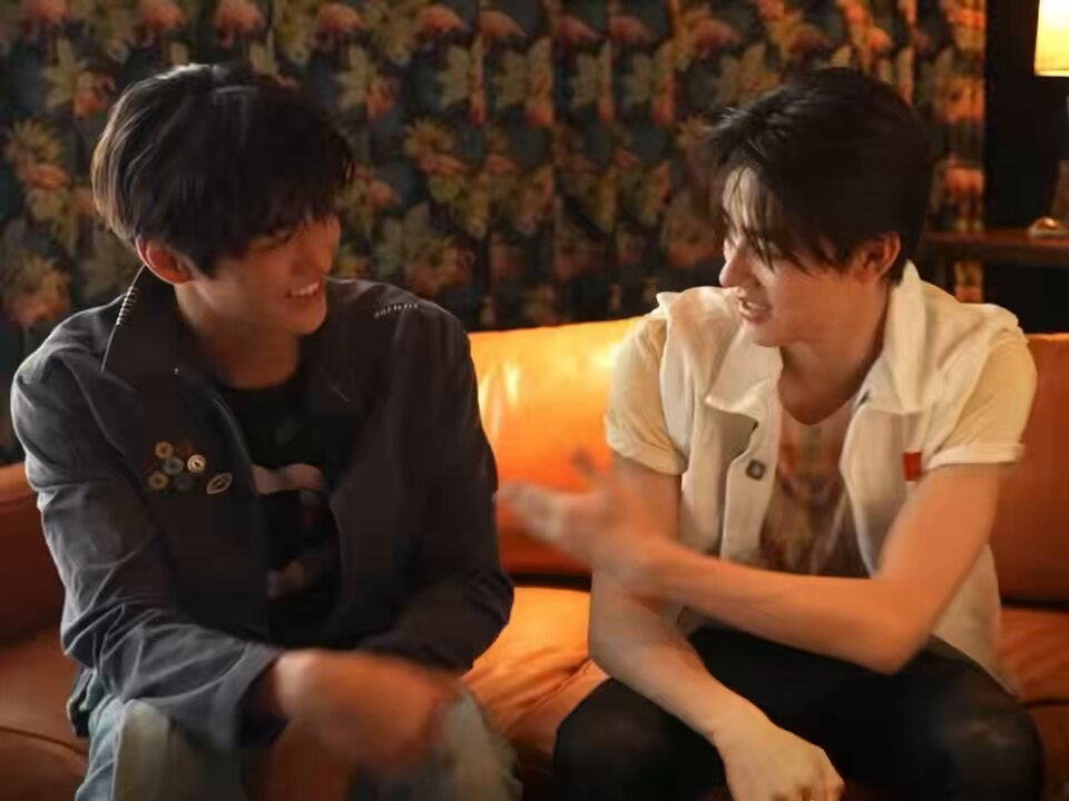 🦊 nama cowo ini KEONHO. kita seumuran, sama2 paling muda. dan… dia baik, dia member yg baik 😊 🐶 makasih yaa 😊 BIASA AJA DONG GA USA SALTING GITU 🫨