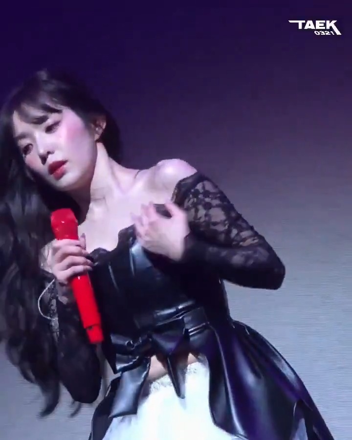 irene: /looking for her in-ear/ 👥: woooaaaaa~!! irene: no no no.. 😆🤣🤣