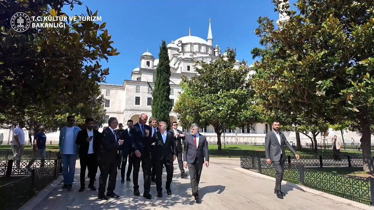 Bilim tarihi ve düşünce geleneği üzerine yaptığı kıymetli çalışmalarla akademi dünyamıza önemli katkılar sunan Prof. Dr. İhsan Fazlıoğlu ile bir araya geldik. Medeniyet birikimimiz, kültürel mirasımız ve düşünce geleneğimiz üzerine verimli bir sohbet gerçekleştirdik. Kültür politikalarımızın güçlü bir tarih ve düşünce perspektifiyle şekillenmesine katkı sunacak her değerlendirmeyi son derece kıymetli görüyoruz. Bilim tarihi ve felsefe alanındaki değerli çalışmalarıyla ülkemizin düşünce hayatına katkı sunan Prof. Dr. İhsan Fazlıoğlu'na nazik ev sahipliği ve verimli sohbeti için teşekkür ediyorum.