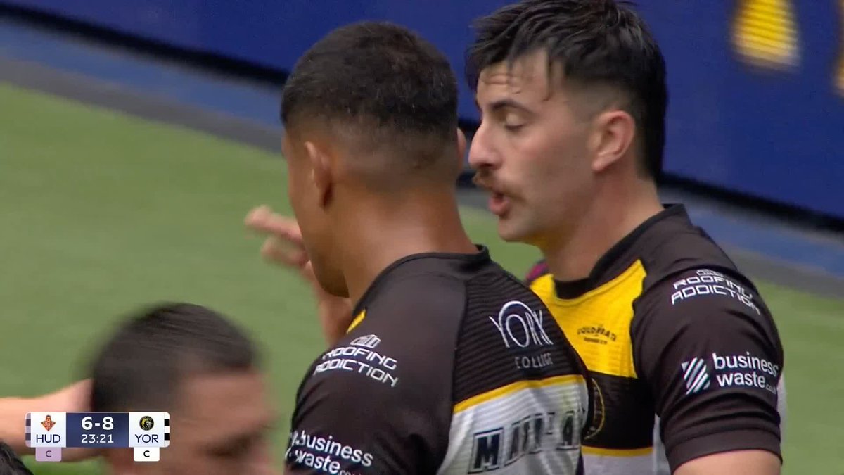 How has Hunter squeezed that over the line? 😯 York Knights are back in front on Magic Weekend through Cody Hunter, who crept in through a sea of Giants players to score!