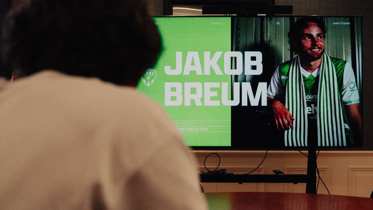 📋 Tests physiques, shooting photo, signature officielle et visite du stade ! Replongez dans la première journée en Vert du nouveau numéro 10 stéphanois, Jakob Breum ! ✨