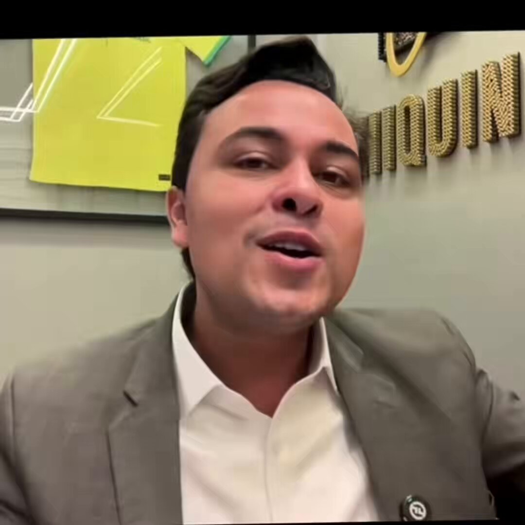 Surreal esse vídeo do Chiquinho se vangloriando de um plano ridículo onde tentou enganar o Kim Paim, e esse o humilhou ao vivo e não cedeu devido seu caráter e sexto sentido para com traíras. Se na live do Allan, Chiquinho pareceu estar desesperado para conseguir apoio e se eleger, com esse outro vídeo se demonstrou infantil e com a capacidade de interpretar um personagem para ludibriar eleitores, isso em um momento tão decisivo. “Em 2030 não haverá mais Jair Bolsonaro” me pegou demais, pois é justamente isso que sinto sobre o comportamento da Yoko Ono. O fato de que eles estejam calculando que até 2030 Jair não estará mais entre nós justifica toda essa aversão a candidatura do Flávio pois a única forma de destruir o bolsonarismo seria elegendo um não Bolsonaro nessa eleição, independente se for um Lule ou um Tarcísio. Quando isso que eles dizem acontecer, não poderá, em hipótese alguma, ter um fiho do Jair na presidência da república.