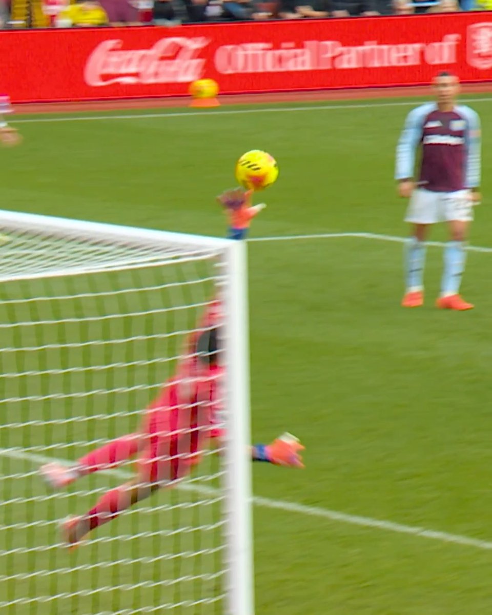 Emi Martínez 🤝 fingertip saves