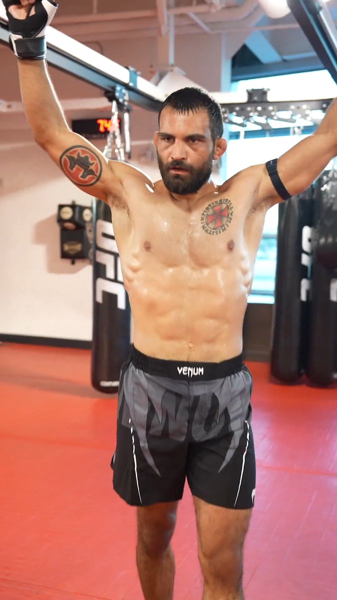 Allez les Blues 🇫🇷 🔵 Benoît "God of War" Saint Denis looking sharp a week out from #UFC329!