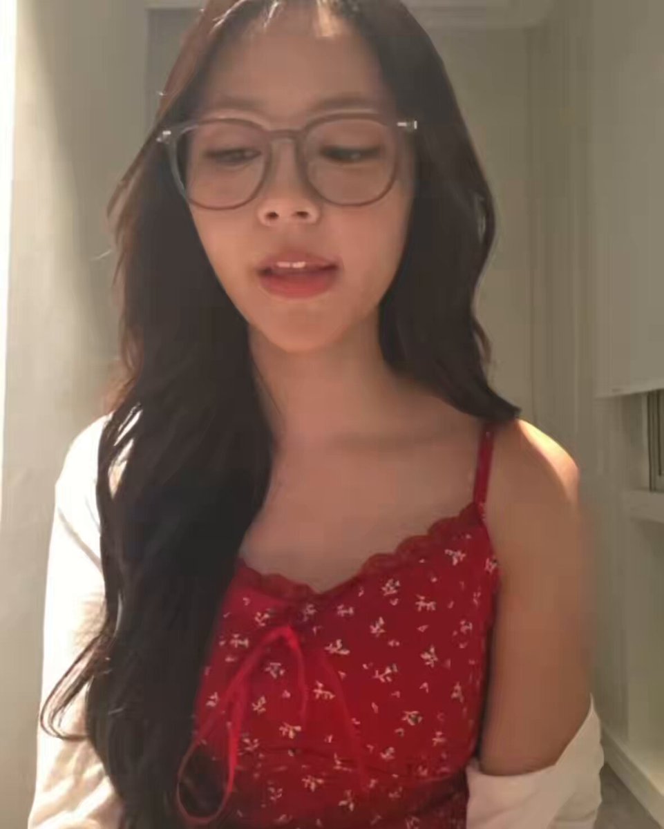 we got carmen singing ‘my everything by ariana grande’ while playing the piano today 🥰🤍