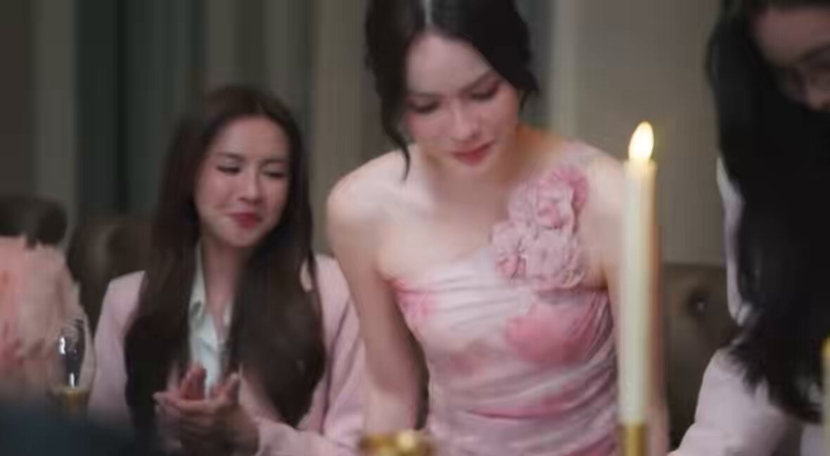ลดา : ก่อนอื่นขอแสดงความยินดีด้วยนะคะคุณบลู ยินดีต้อนรับคุณบลูเข้าสู่ครอบครัววาทินวนิชนะคะ แล้วก็ในที่สุดเสือตัวนี้ก็สิ้นลายซักทีนะคะ /ทำดีๆ55555555555555 THE AIR FINAL EPISODE #เสน่หาวาโยตอนจบ