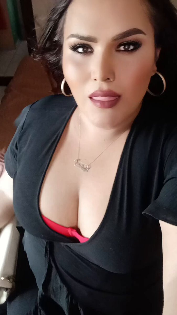 Creén que sobresalga el brasier se vea vulgar??? Porque me quedo grande 😭 por eso se ve de más 😂😂😂