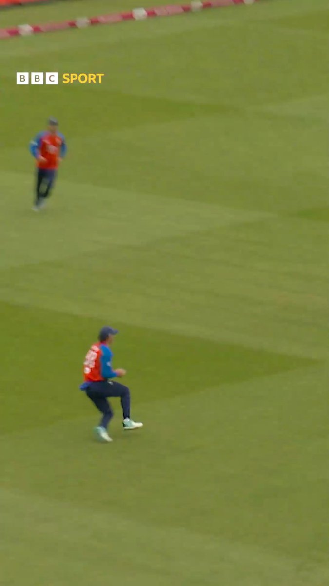 Tom Banton removes India's skipper Shreyas Iyer with a smart catch 🤲