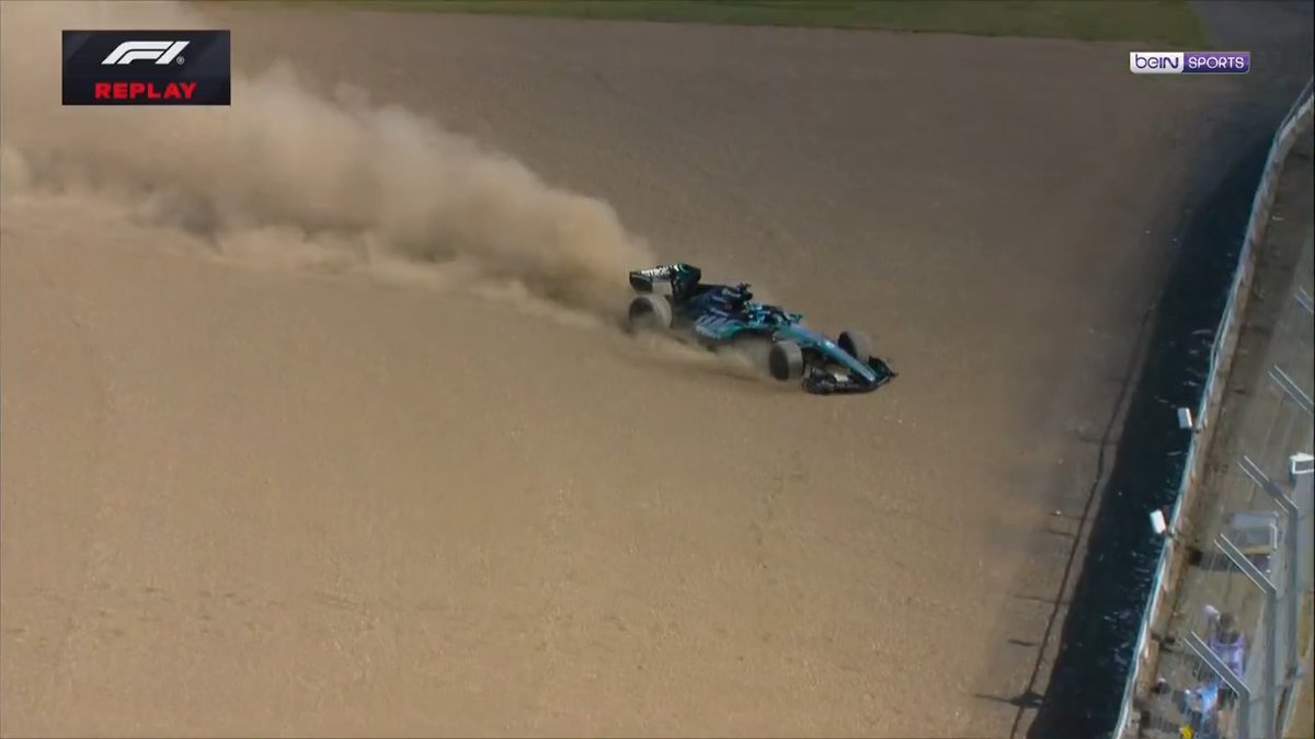 👀 George Russell, blokaj sonrası bariyerlere doğru gidiyor! #F1 #BritishGP