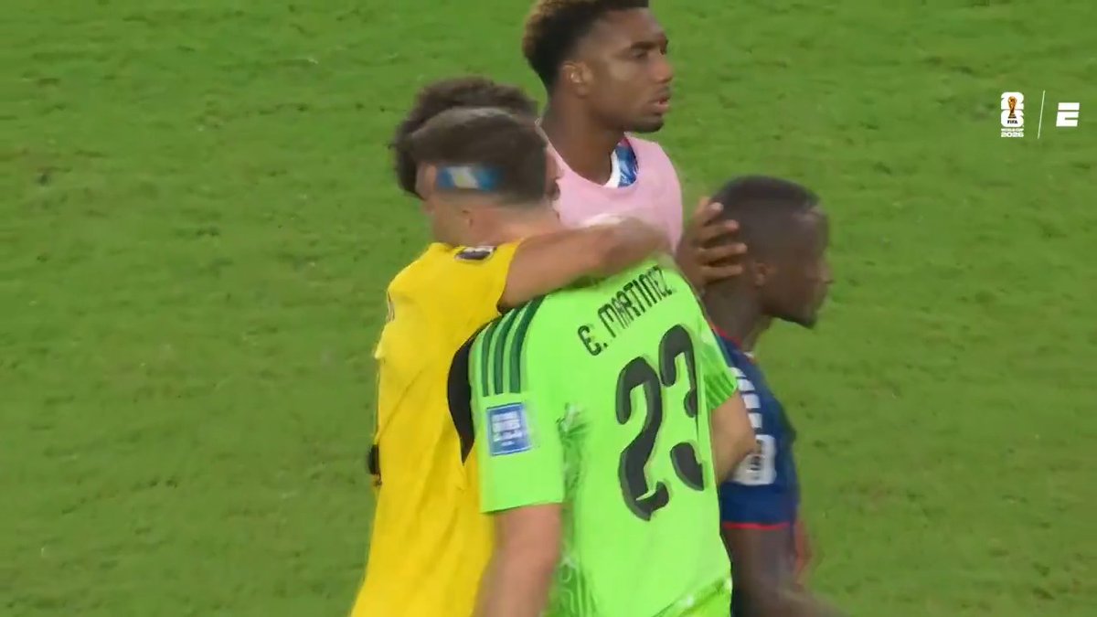 ¡UN GESTO DE GRANDE! Tras el pitazo final, Emiliano Martínez se acercó a consolar a los jugadores de Cabo Verde luego del pitazo final. ⚽ #ESPNMundial 📺 Mirá los mejores partidos de la #FIFAWorldCup por ESPN, en el Plan Premium de #DisneyPlus
