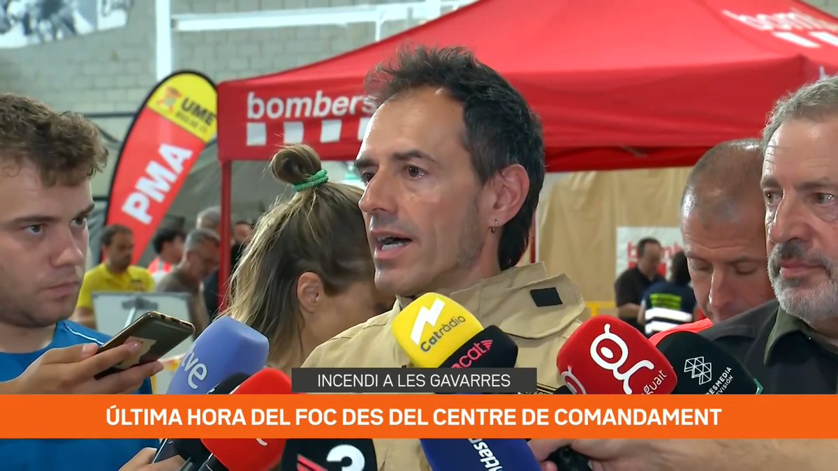 "Són les hores crítiques de l'incendi, sobretot per impedir que s'eixampli en direcció a Girona. Ens queda molta feina per fer." David Borrell, cap dels Bombers, explica que estan "aguantant el foc" i apunta que "queden 3 o 4 hores de patiment"