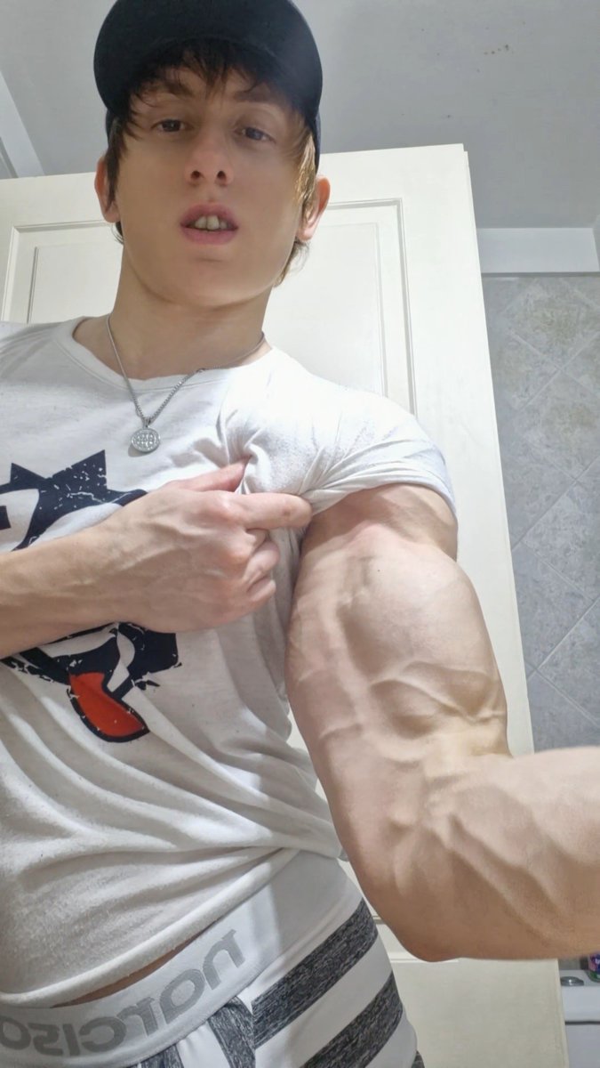 🇪🇸 Miren mis biceps 💪🏻👀 Se pusieron enormes! 😮 🇺🇸 Look at my biceps 💪🏻👀 They got huge! 😮
