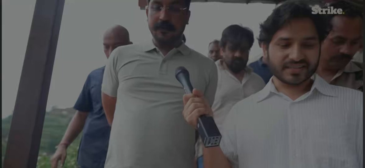 केतन का परिवार इतना डरा हुआ है कि अब वह उस गांव में भी नहीं रहना चाहता। उनके पिता कहते हैं कि पूरा परिवार डर के साये में जी रहा है। अगर आप केतन की कहानी को समझना चाहते हैं, तो श्याम मीरा सिंह की डॉक्यूमेंट्री उनके चैनल पर ज़रूर देखिए। इसमें घटना, गांव का माहौल और परिवार का दर्द बहुत करीब से दिखाया गया है। केतन के परिवार ने उस दिन जो कुछ हुआ, उसे जिस तरह बताया है, उसे सुनकर किसी का भी दिल भर आएगा और आंखें नम हो जाएंगी।