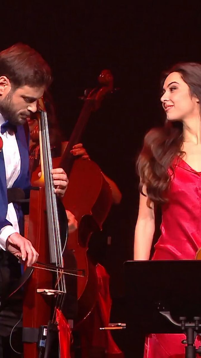 يعزف لها الحُب ♥️🖤🎻🎶..✨