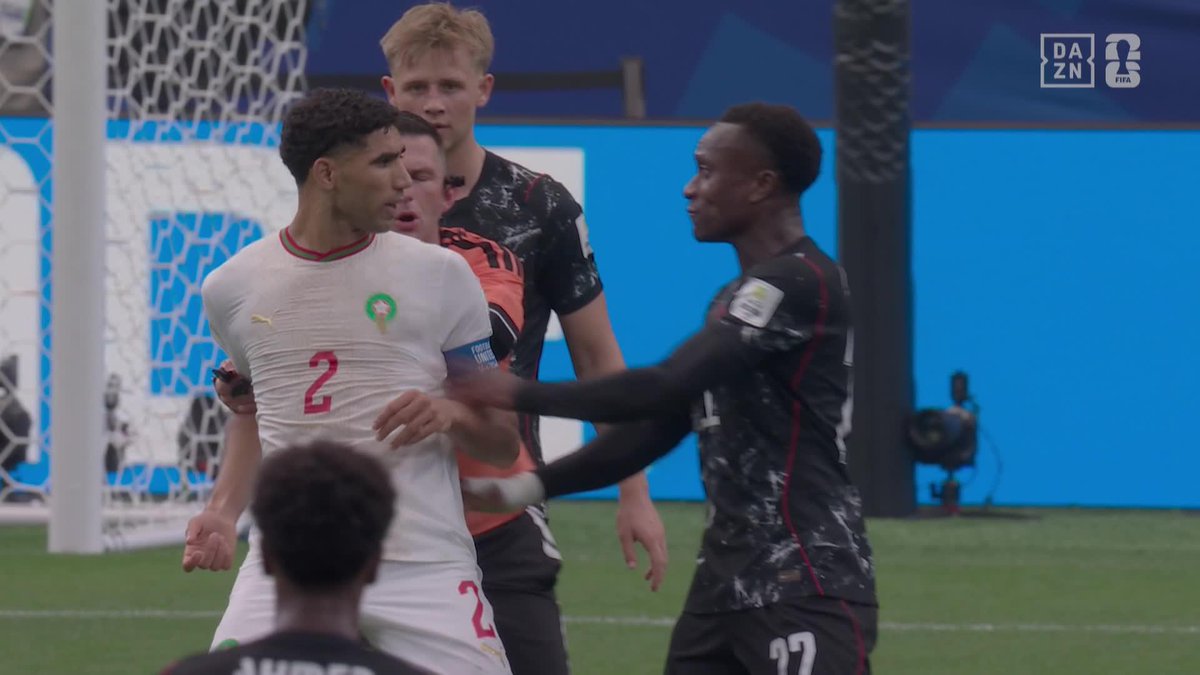 SALTAN CHISPAS EN EL CANADÁ VS MARRUECOS 💥 Laryea y Achraf no van a salir siendo amigos del partido... #DAZNMundial #FIFAWorldCup