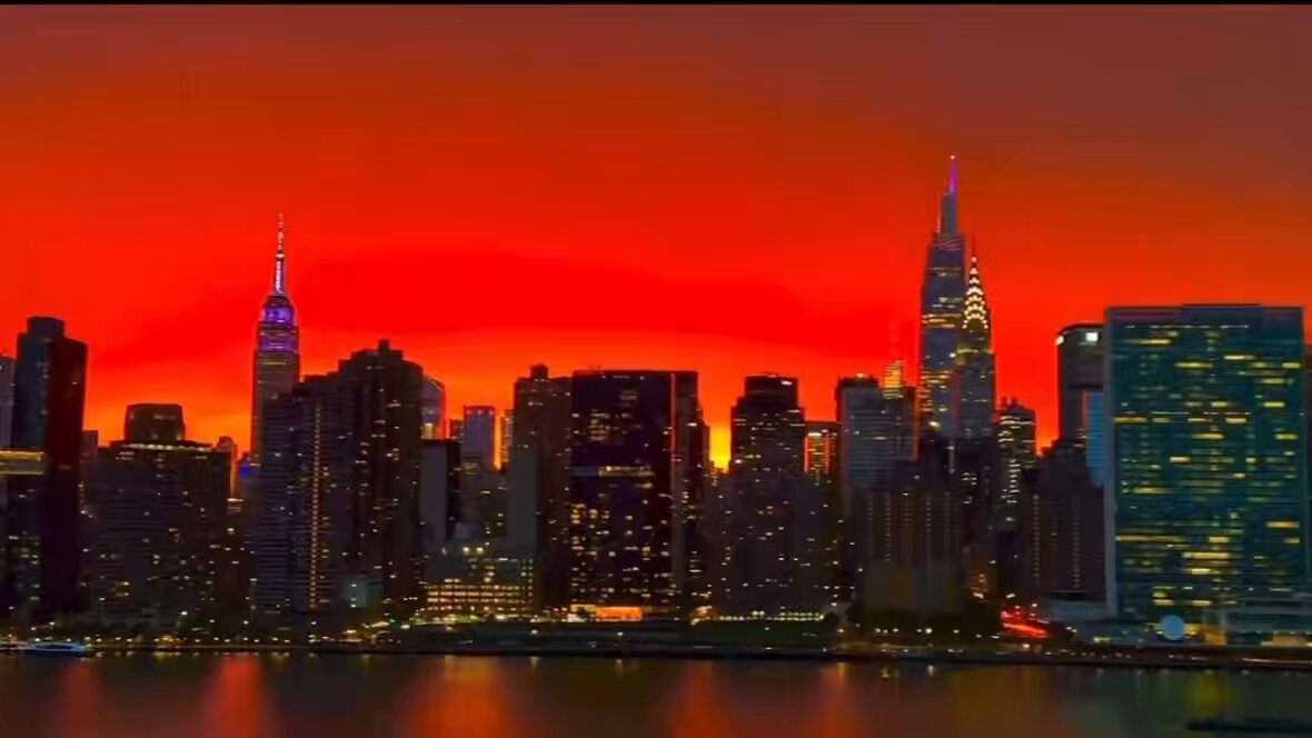 🚨 HISTORIQUE ! La ville de New York a connu le plus beau coucher de soleil de son histoire cette nuit 😱 Ce n’est pas de l’IA, juste la nature qui nous offre un moment hors du commun…