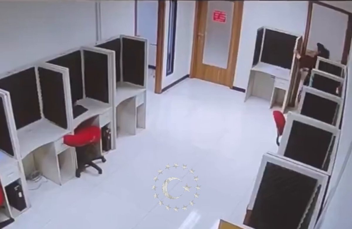 🔴 Endonezya’da bir robot ile insanlar arasında kavga çıktı. ➖İnsansı robot, güçlükle sakinleştirildi.