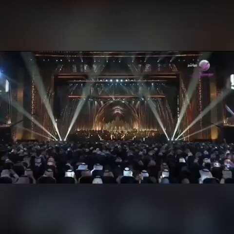 [ انشودة المطر.. غير ] كله كوم.. والكوبليه الأخير من انشودة المطر في كوووم. ** قدرة فنان العرب محمد عبده هنا تجاوزت مرحلة التلحين. وباتت قراءة شاعر ل قصيدة معقددده وتحويلها لعمل وجداني مبهج . * استطاع ابونورة بدهائه الفني ان يمسك ايقاع التفعيلة عند السياب ويجعله يغني وهذا لوحده يعد اعجازا تلحينيا بديعا. >> فنان العرب لم يلحن انشودة المطر ك اغنية عادية وانما لحنها ك " ملحمة وجدانية " * ب اختصار.. انشودة المطر..وبالذات الكوبليه الأخير [ ومقلتاك بي تطيفان مع المطر ..وعبر أمواج الخليج تمسح البروق شواطيء الخليج بالنجوم والمحار..كأنها تهم بالشروق..اصيح بالخليج " ياخليج ياواهب اللولو والمحار" فيرجع الصدى كأنه النشيج ياخليج ياواهب المحار والردى. ] ** تعد هذة الأنشودة " انشودة المطر..واحدة من اعظم ماغنى فنان العرب محمد عبده في تاريخه الفني.