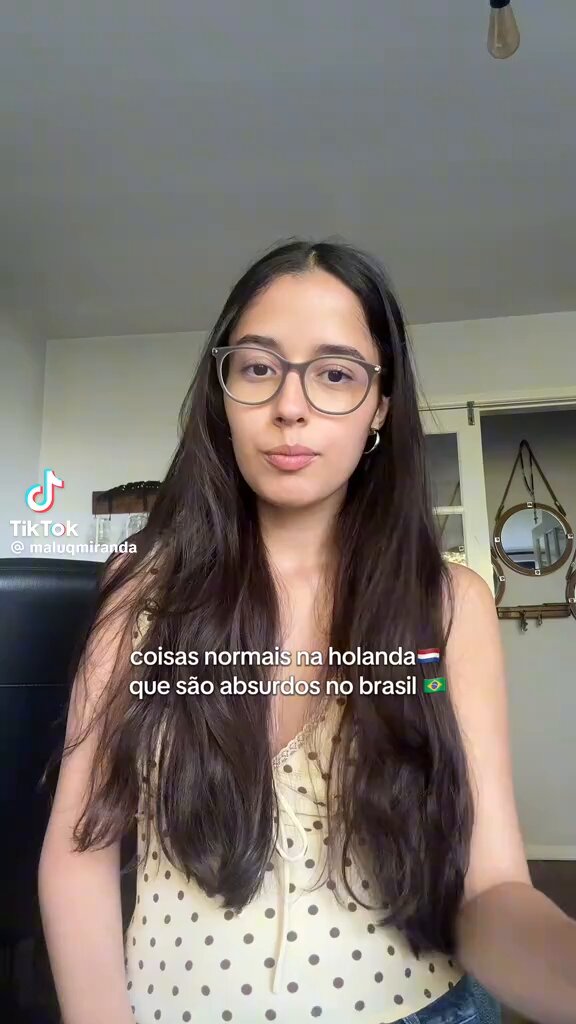 Essa moça fez um vídeo falando de coisas normais na Holanda mas são absurdas no Brasil, eu to em choque com a primeira: Se vc visita alguém e por acaso está lá em horário de refeição, eles esperam que ou você leve sua comida de casa ou aguarde EM OUTRO cômodo pq não mora na casa