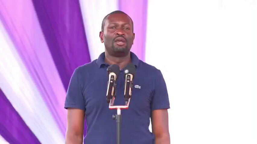 Managing Didmus Barasa is becoming a nightmare for the opposition! Whenever he speaks early at a burial, he delivers heavy blows to the opposition leaders and walks away with the crowd. Today, the Linda Mwananchi team attended a burial where Barasa was also present. They came up with a clever plan: they made him sit through the entire event and scheduled him to speak last. But when his turn finally came, he went full throttle, picking them one by one and mercilessly exposing their hypocrisy. He was injecting proper dose after dose, dispatching unbearable voltage! At that point, Sifuna’s goøns stormed the stage and started harassing him. Barasa decided enough was enough and left. The entire crowd followed him, leaving the six Linda Mwananchi leaders to single-handedly carry the body and fill up the dust in the 8.9-foot grave dug for Mlala Pema….