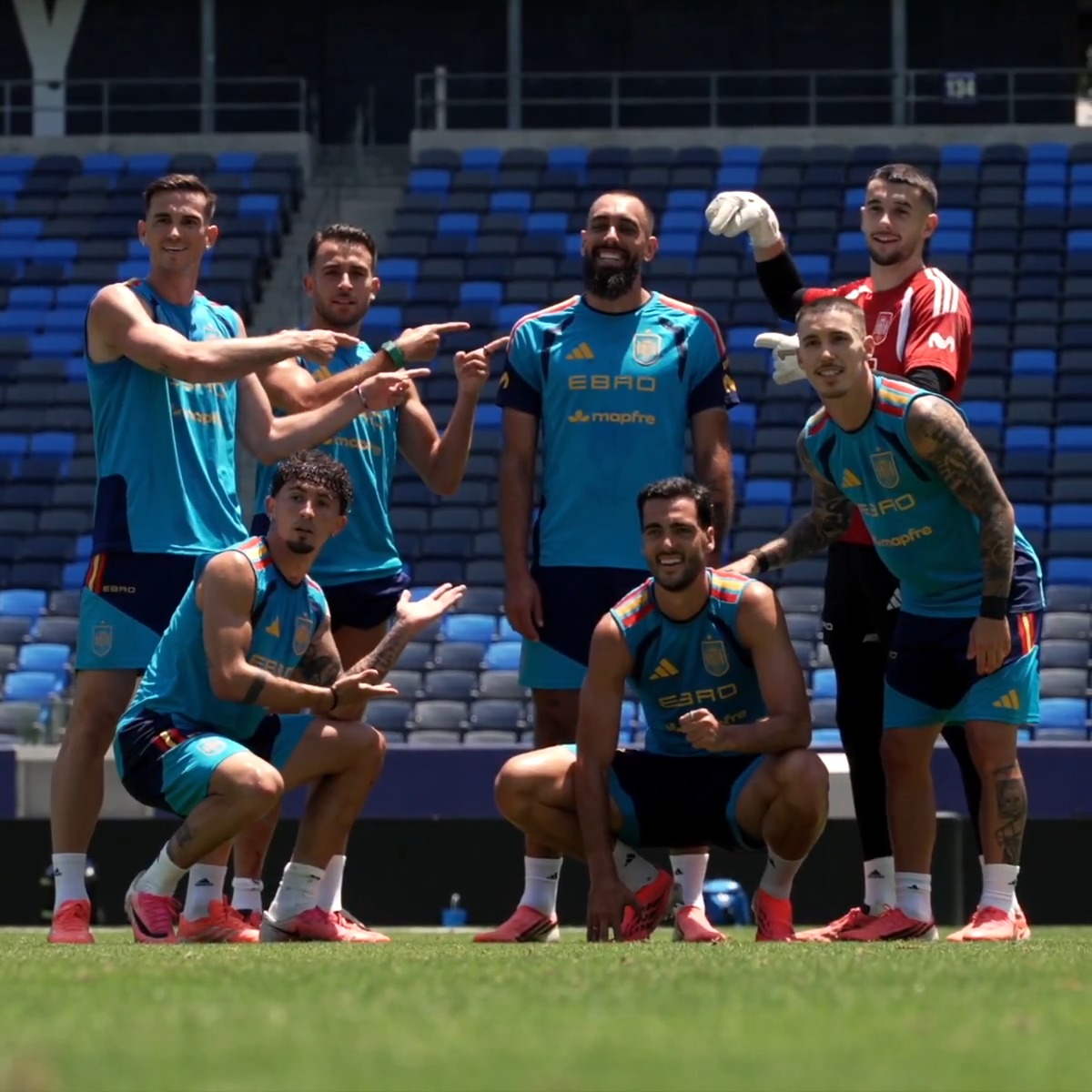 😉 Sí, esta foto tenía una explicación. Qué bueno eres, Borja Iglesias. #VamosEspaña | #CopaMundialFIFA