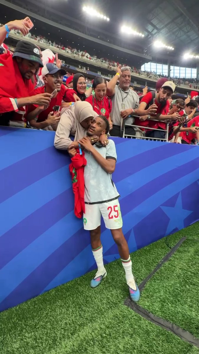 Comme après chaque victoire, Redouane Halhal file dans les bras de sa maman 🫂🇲🇦