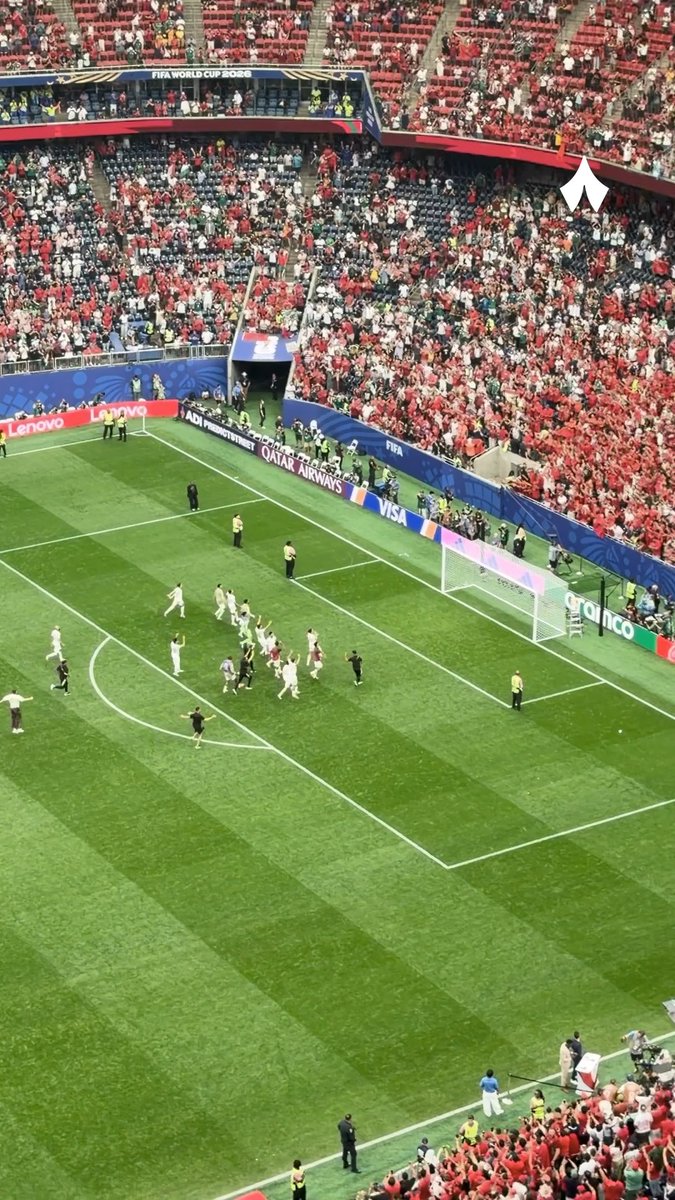 لقطة رائعة: إحتفالية المنتخب المغربي بالتأهل إلى ربع نهائي كأس العالم من المدرجات .🇲🇦❤️