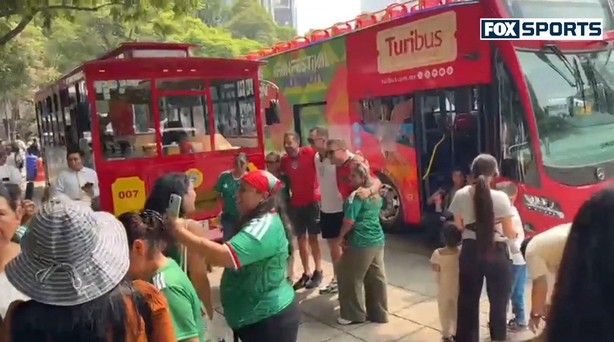 RIVALES EN EL CAMPO, AMIGOS FUERA DE ÉL 🥹🇲🇽🏴 La afición mexicana convive con los ingleses que visitaron el país para el México vs Inglaterra de #LaCopaxFSMX, demostrando el cariño que caracteriza a la nación. 👏 📹: Andrés Islas 🎙️ #CentralFOX