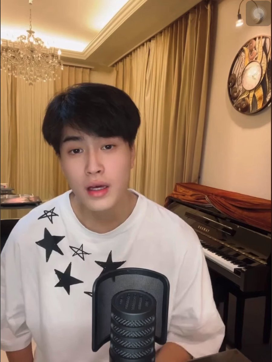 3 ปีที่แล้วโดนเจมตกเพราะคลิปนี้ ไม่คิดว่าวันนี้จะได้ฟังแบบสดๆ (ขอโอ่งร้อยใบ 🚰___🚰) เป็นเวอชั่น2026ที่โคตรดีเลย เพลงนี้มันมีความหมายสำหรับชั้นมากๆอ่ะ ดีใจที่ได้ฟังอีกครั้งน้า 🥺🥺🤍 gemini_nt