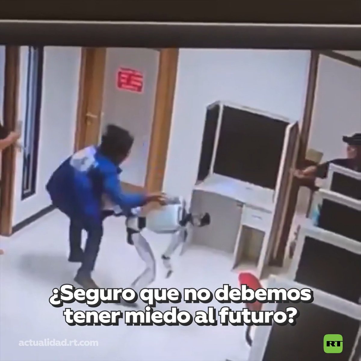 🤖👊Robot recibe a oficinistas con golpes y patadas dignos de un maestro del kung-fu ¿Habilidades preocupantes?🤔
