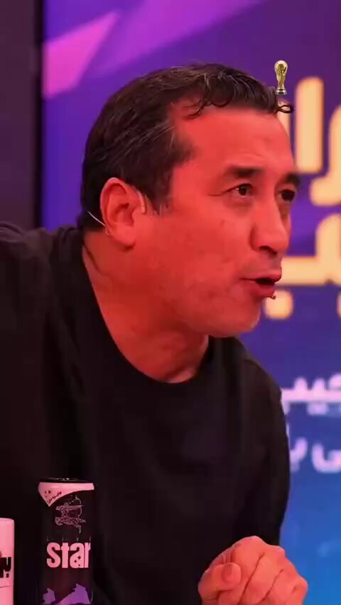 این دوتا مشنگ رو ببین تلویزیون جمهوری اسلامی هم شبیه خودشه :)) یه مشت موجودات پهن مغز که هر کدومشون تو مغز خودشون یه دیکتاتور تمام عیارند چند روز پیش اونی که الان ساکت اون وسط نشسته پژمان راهبره یا رهبر اون اومد یه کلمه گفت به خیابانی که می‌خوام ازت انتقاد کنم فقط تنها کاری که خیابانی نکرد اینکه کتکش نزد بعدم بلند شد قهر کرد گذاشت رفت :))